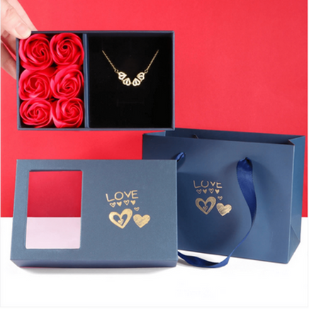 Colar Trevo de Coração com Caixa de 6 Rosas