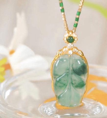 Collar de jade verde con colgante en forma de hoja